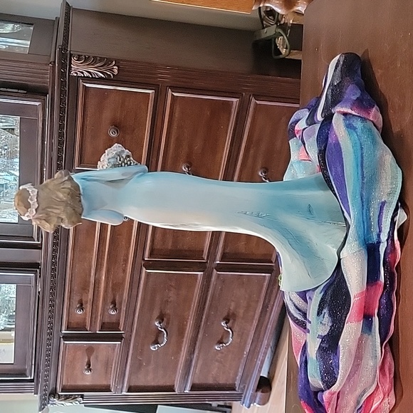 Risen statuary girl with flower basket - Picture 2 of 4